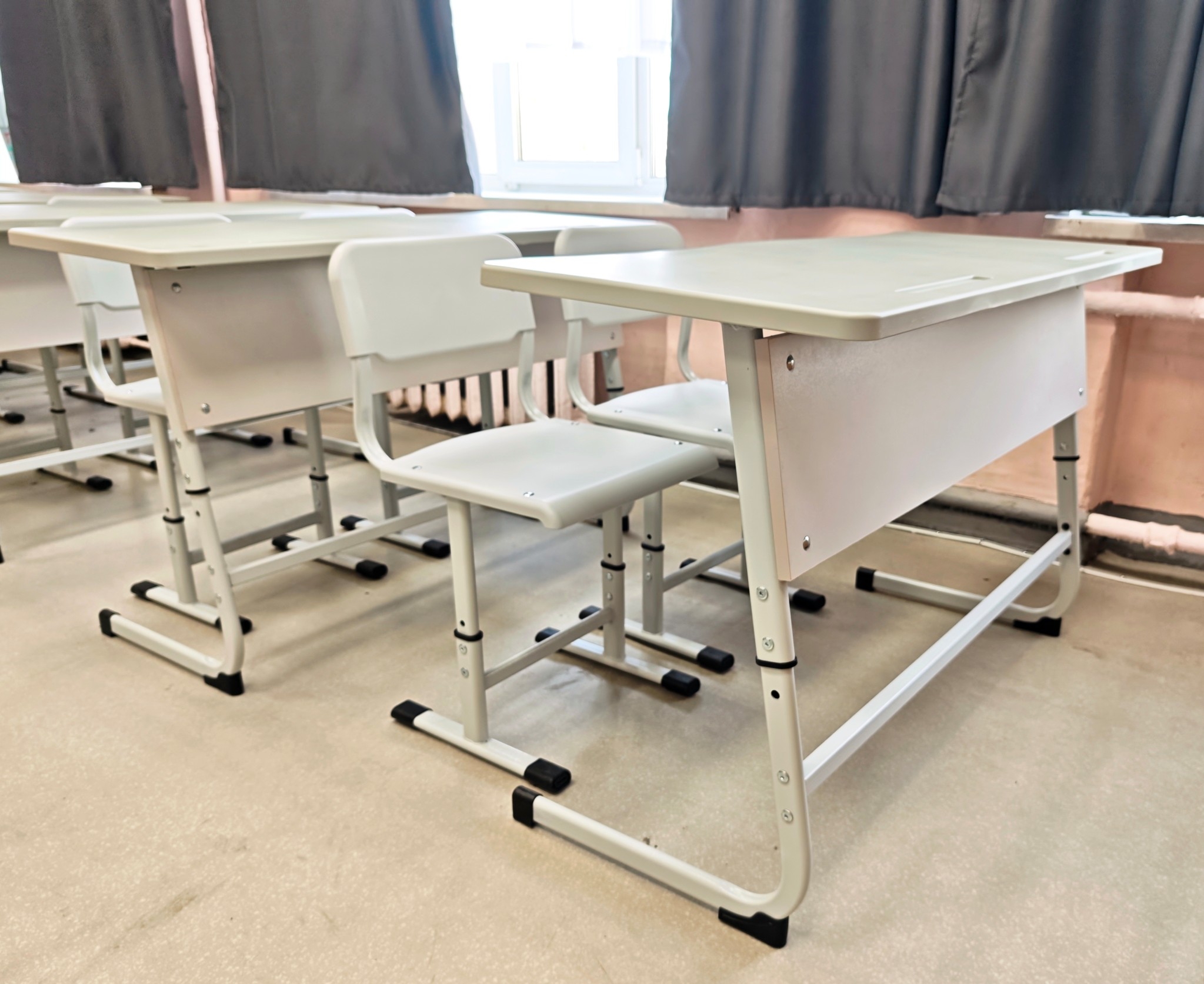 Стол двухместный с пластиковой столешницей