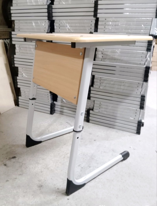 Стол ученический одноместный на плоскоовальном металлокаркасе МДФ